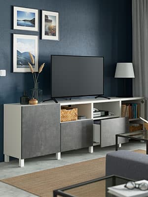 Une lampe de table posé sur un meuble TV BESTA avec des porte effet marbre grise KALLVIKEN.