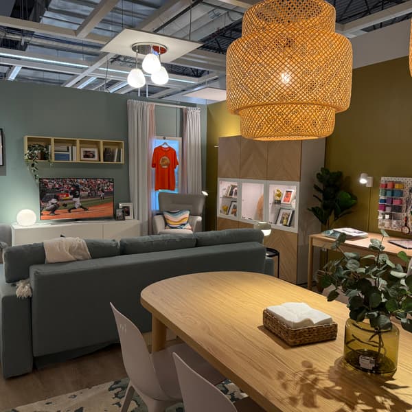 Une longue prise de vue d’une pièce aménagée dans un magasin avec des meubles et des accessoires.