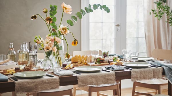 Bouteilles en verre transparentes: idées faciles de déco de fleurs