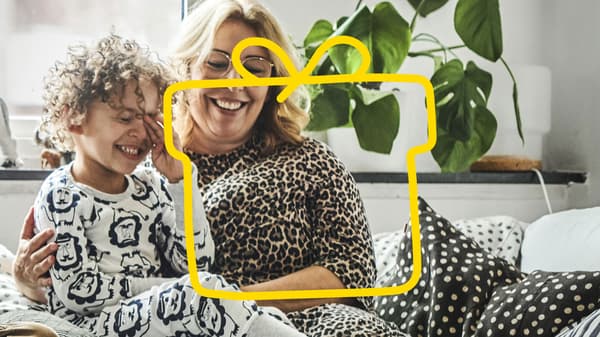 Une mère et son jeune enfant sont assis sur un canapé.