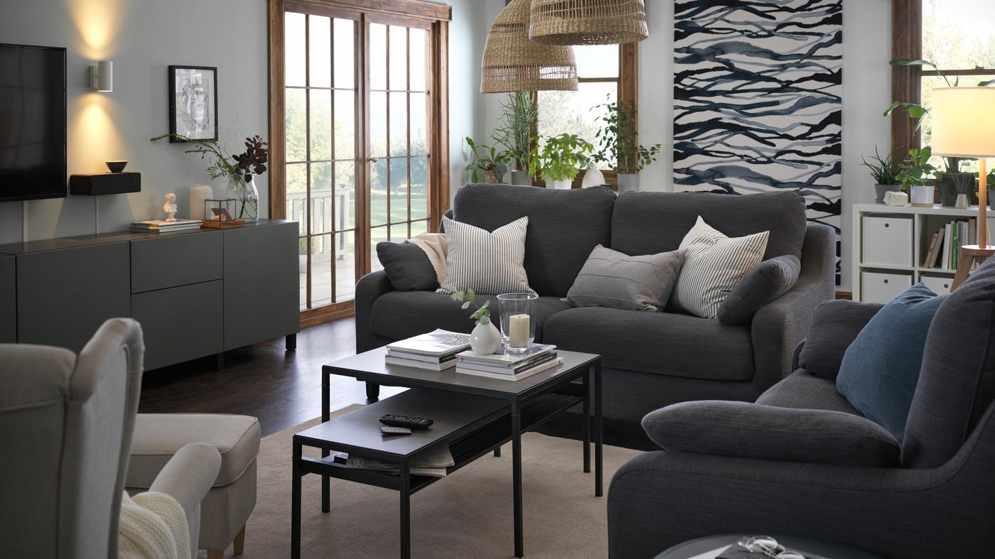 Une paire de canapés 3 places VINLIDEN avec deux tables gigognes entre les deux