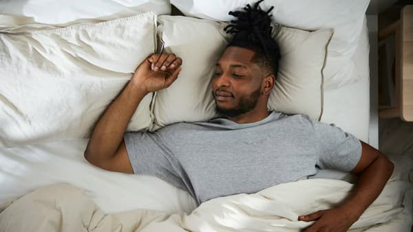 une personne dormant sur le dos
