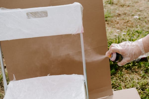 Une personne est en train de bomber une chaise