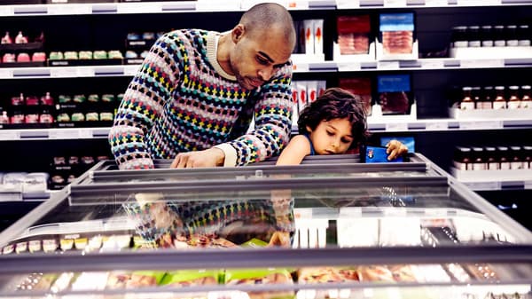 Une personne magasinant à l’Épicerie suédoise.