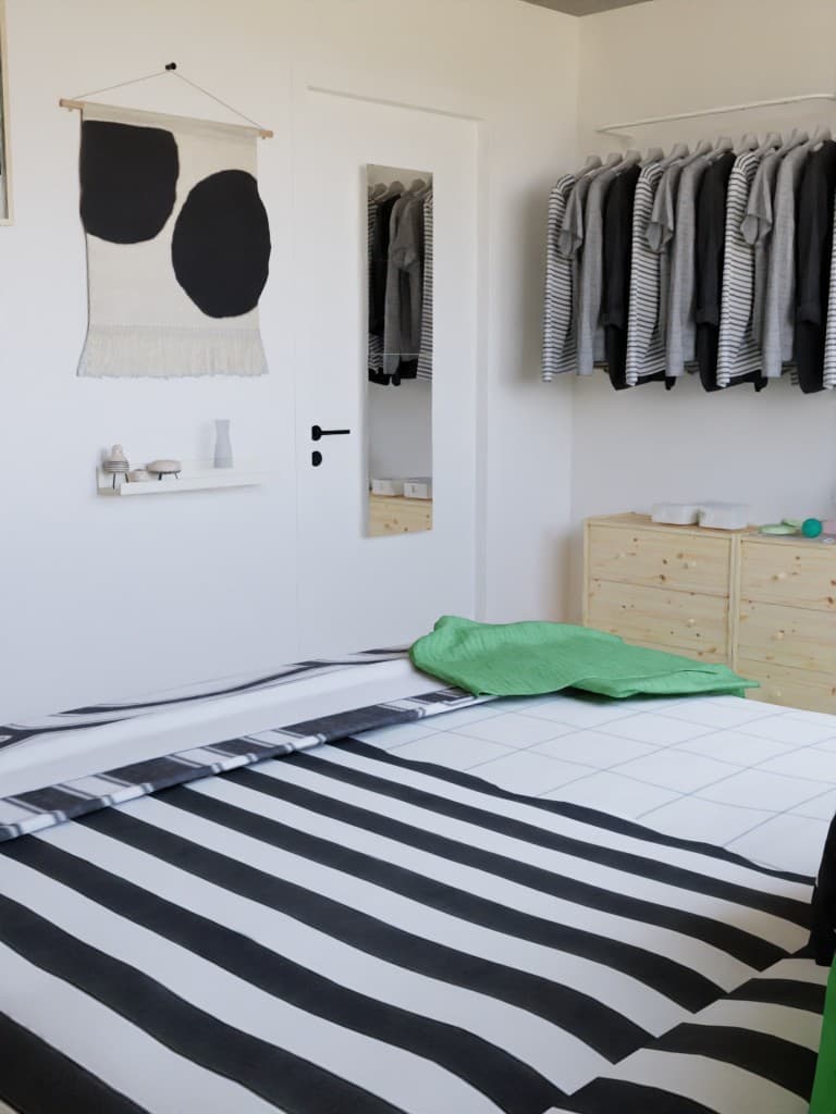Une petite chambre avec plusieurs rangements