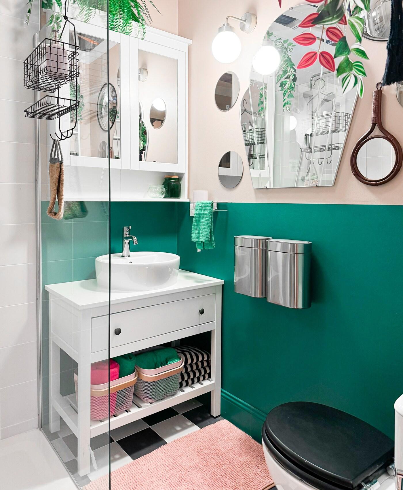 Une petite salle de bain colorée