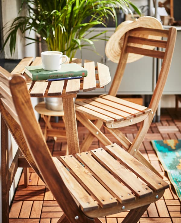 Une petite table et deux chaises pliantes créent un coin convivial où s’asseoir.