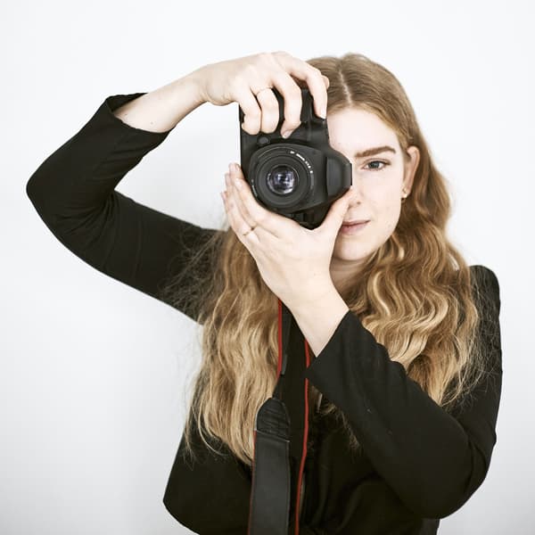 Une photo d’Yvet avec son appareil photo.