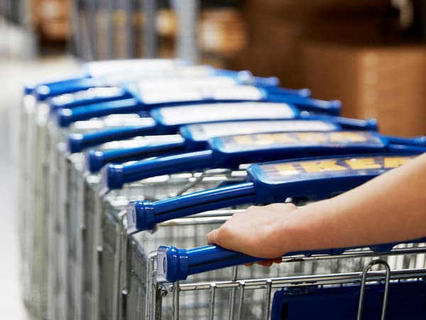 Une pile de chariots IKEA qui se font pousser à l’intérieur d’un magasin IKEA.