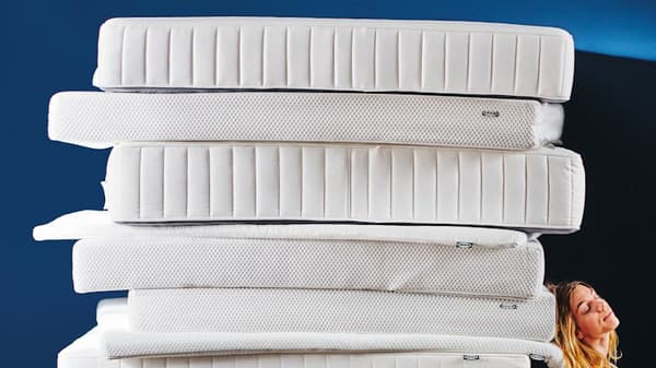 une pile de matelas IKEA