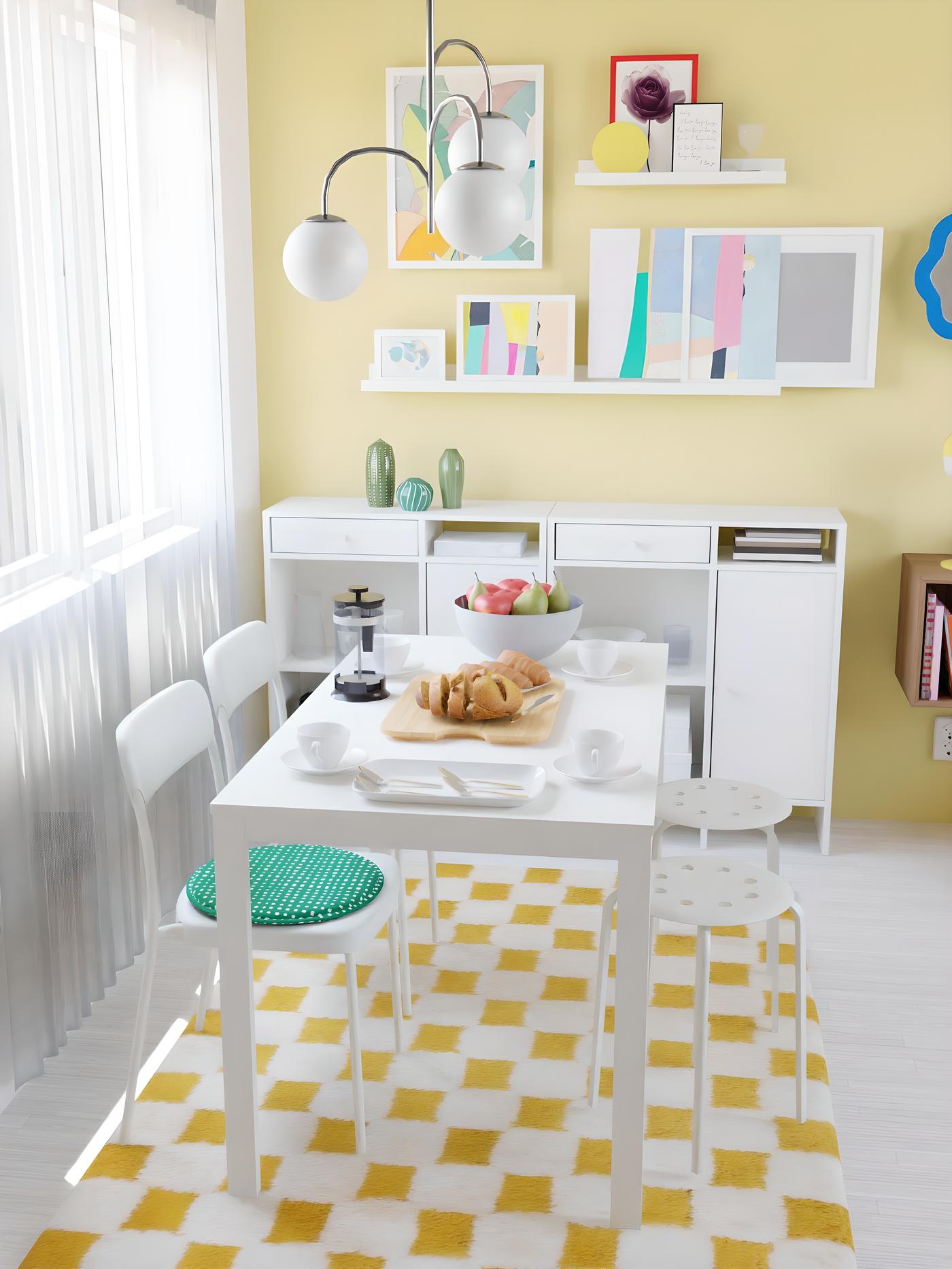 Une salle à manger moderne blanche et jaune