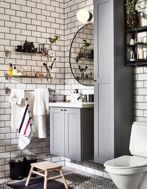 Une salle de bain avec du mobilier ENHET et des étagères murales en verre BROGRUND, une pour lui et une pour elle.