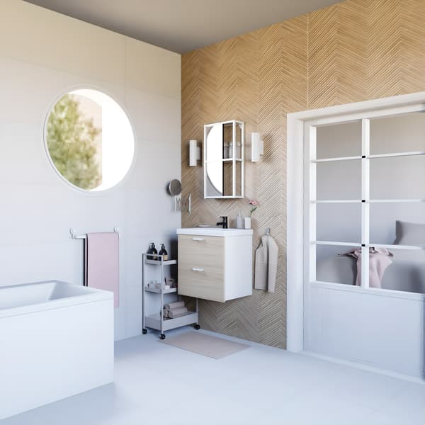 une salle de bain blanche et bois effet chêne clair, dans une suite parentale, avec un carrelage effet bois moderne, et une baignoire blanche