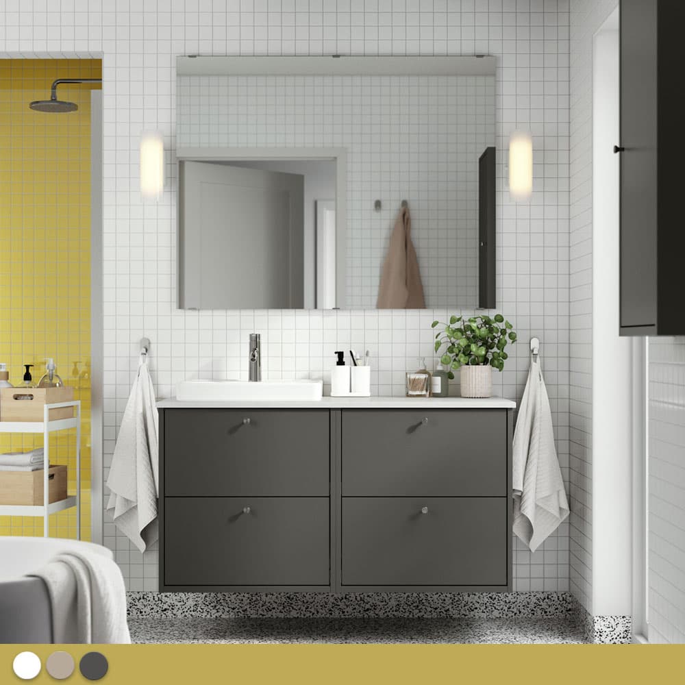 Une salle de bain blanche et jaune avec un meuble de salle de bain gris anthracite, un grand miroir et un lavabo blanc.