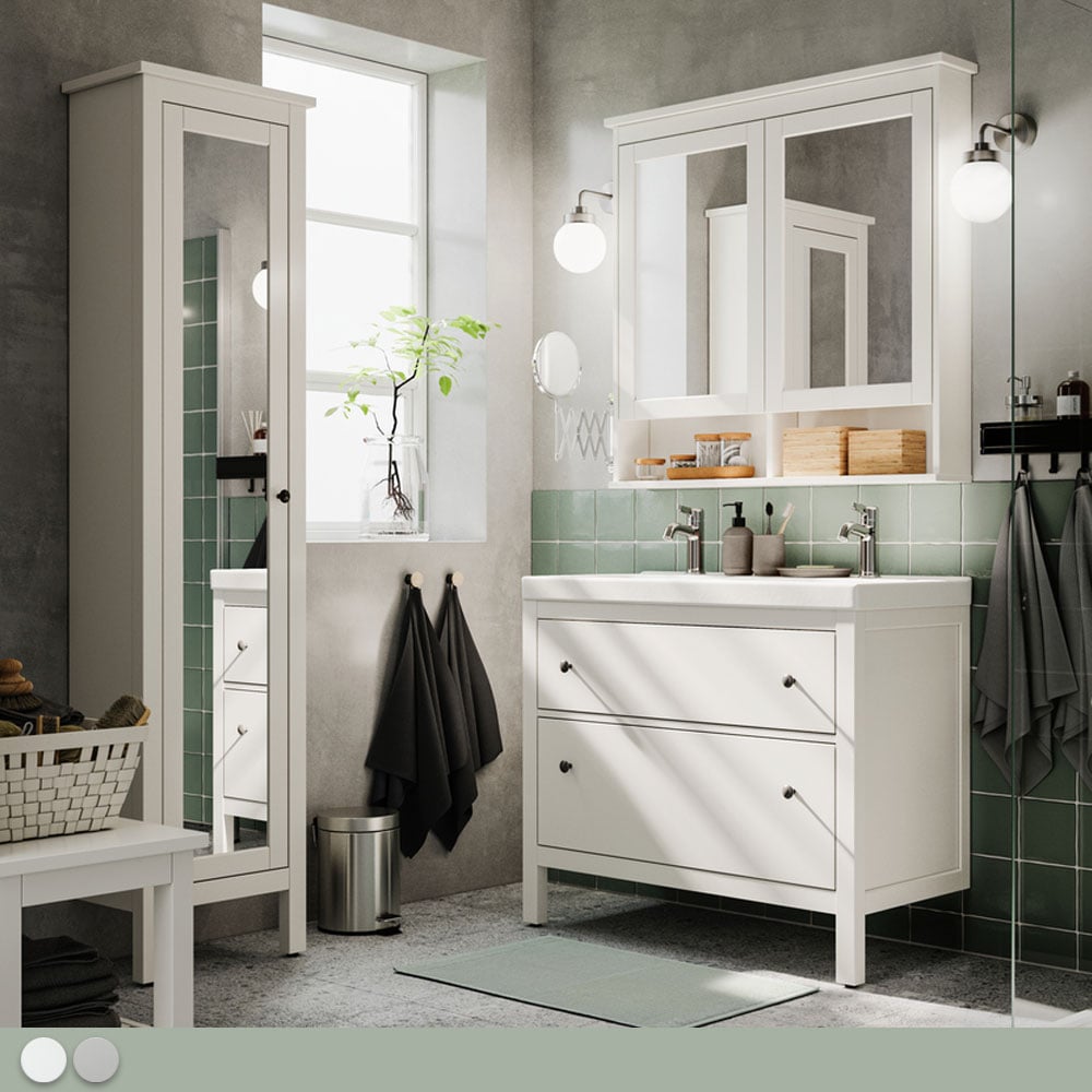 Une salle de bain verte et grise avec un ensemble de meubles de salle de bain blanc au style traditionnel.