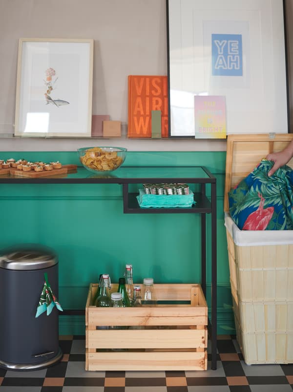 Une station de recyclage ad hoc à côté d’un buffet à snacks: les serviettes vont dans une poubelle MJÖSA, les bouteilles dans une caisse KNAGGLIG, le linge sale dans un panier BRANKIS.