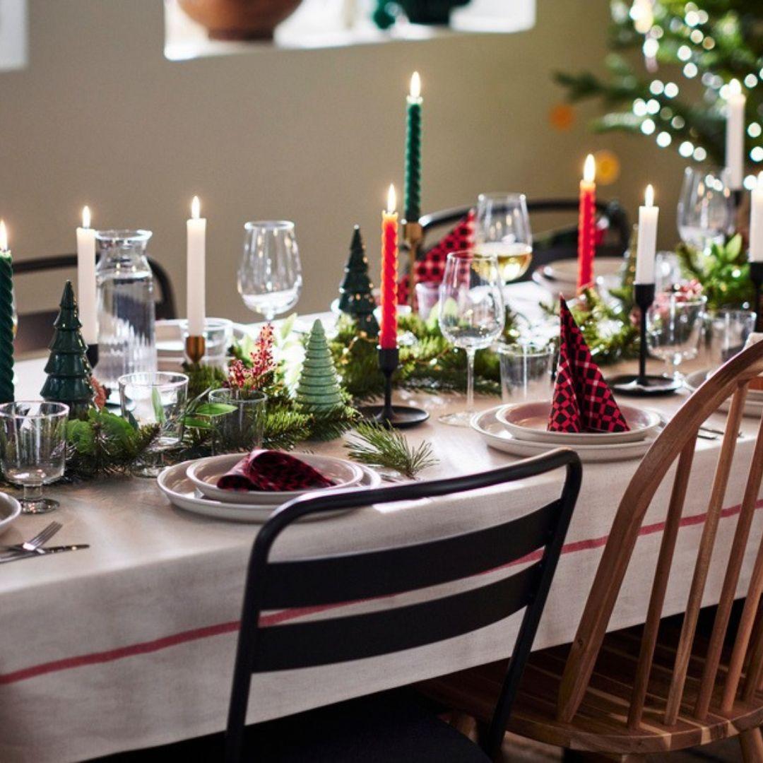 Une table à manger est décorée d'articles de la collection VINTERFINT.