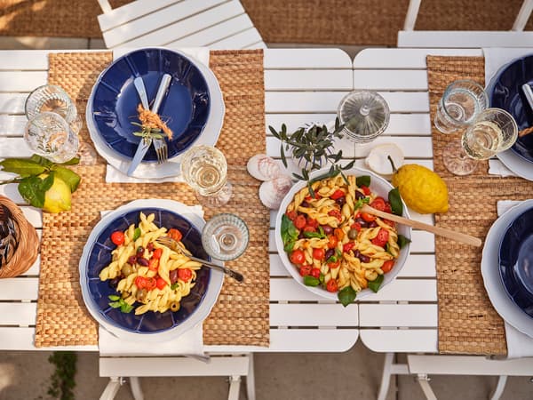 Une table décorée vue d'en haut.