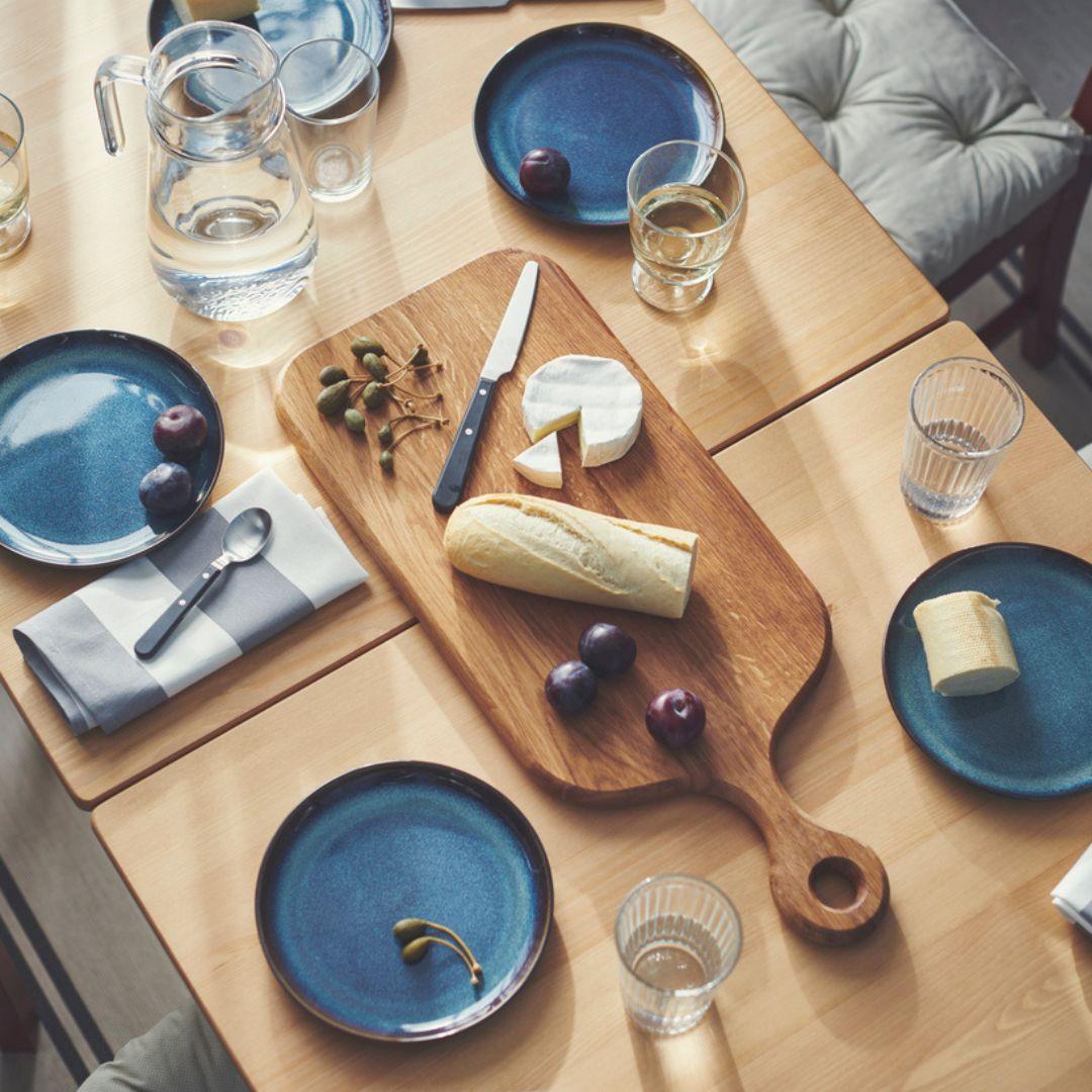 Une table dressée avec la vaisselle GLADELIG 