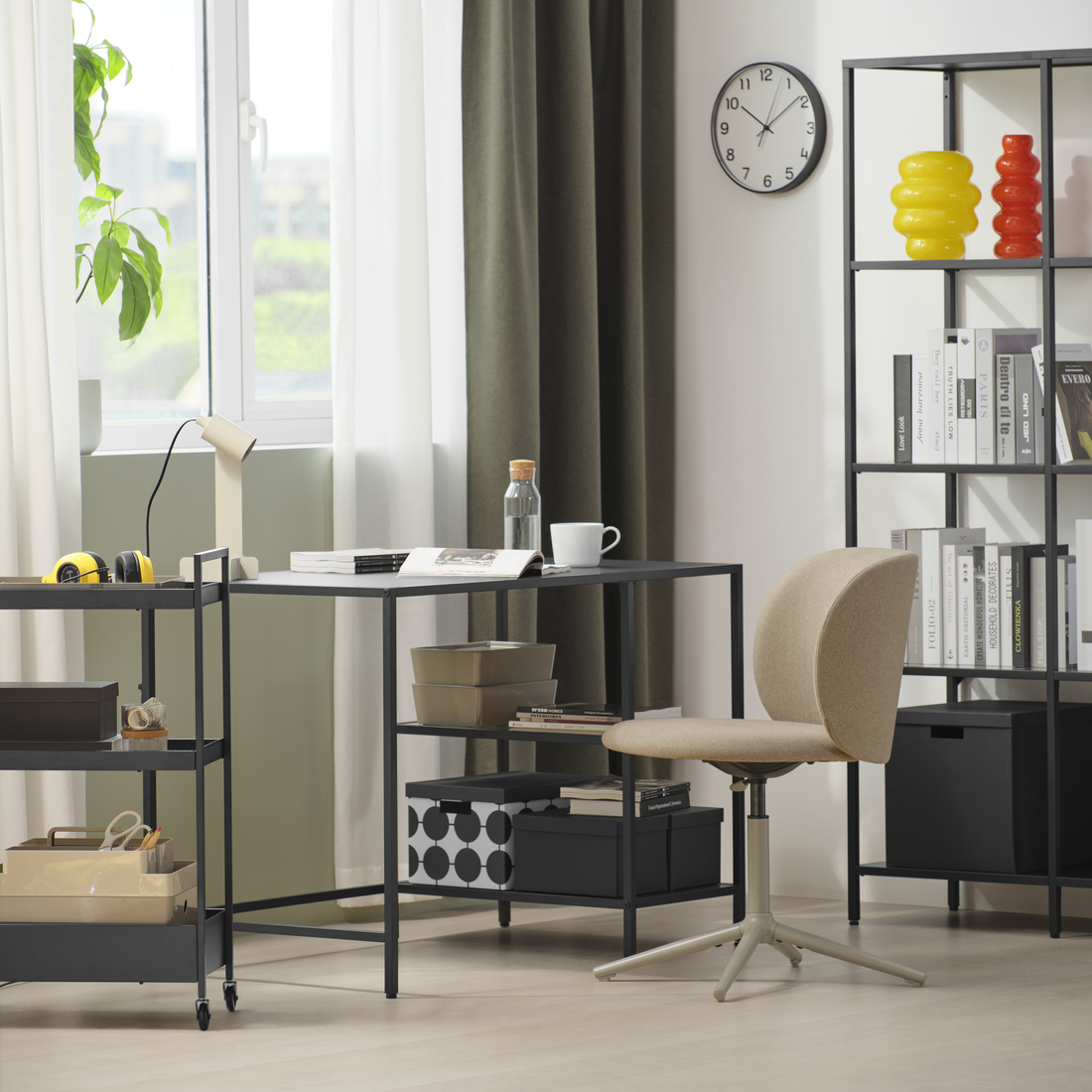 une table ordinateur portable noir et une chaise de bureau beige
