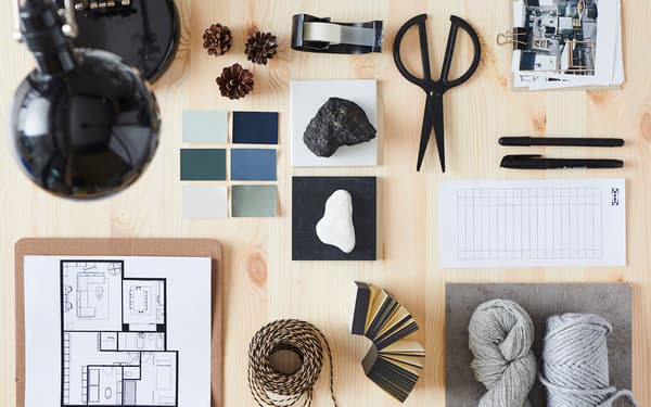 Une table recouverte des couleurs et des matériaux inspirants qu'utilisent les experts en aménagement intérieur pour la planification.