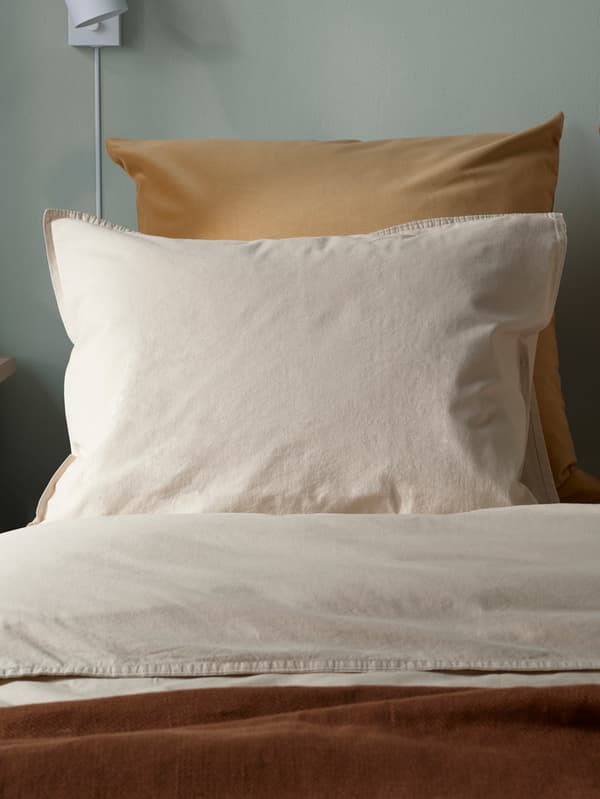 une taie d'oreiller et une housse de couette
