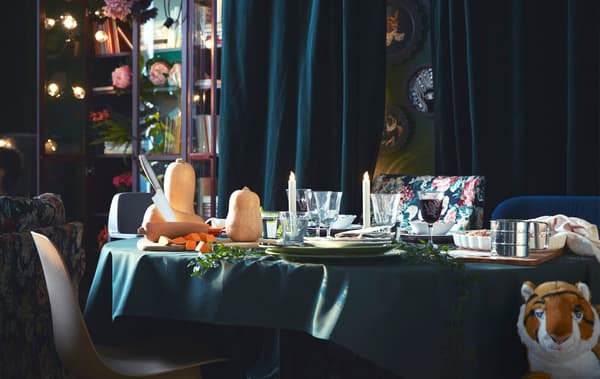Unha mesa IKEA INGATORP con pratos, cubertos e comida.