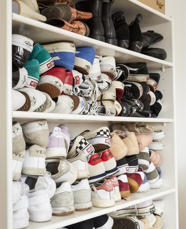 Unha morea de zapatos amoreados nun estante.