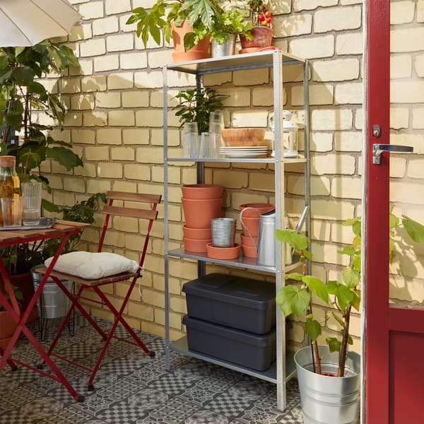 Uno scaffale a quattro ripiani con scatole, vasi, piatti e bicchieri facilmente raggiungibili stando seduti al tavolo - IKEA