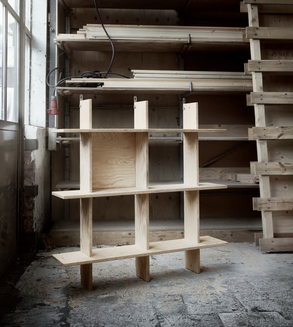 Uno scaffale in legno in un laboratorio.