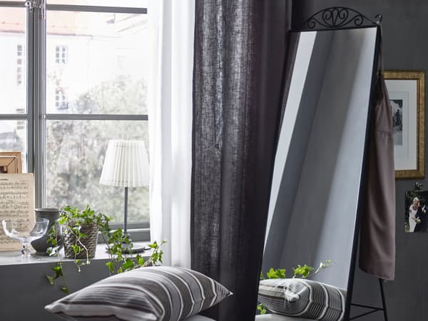 Uno specchio collocato vicino alla finestra riflette ciò che c'è all'esterno, ampliando la sensazione di spazio - IKEA