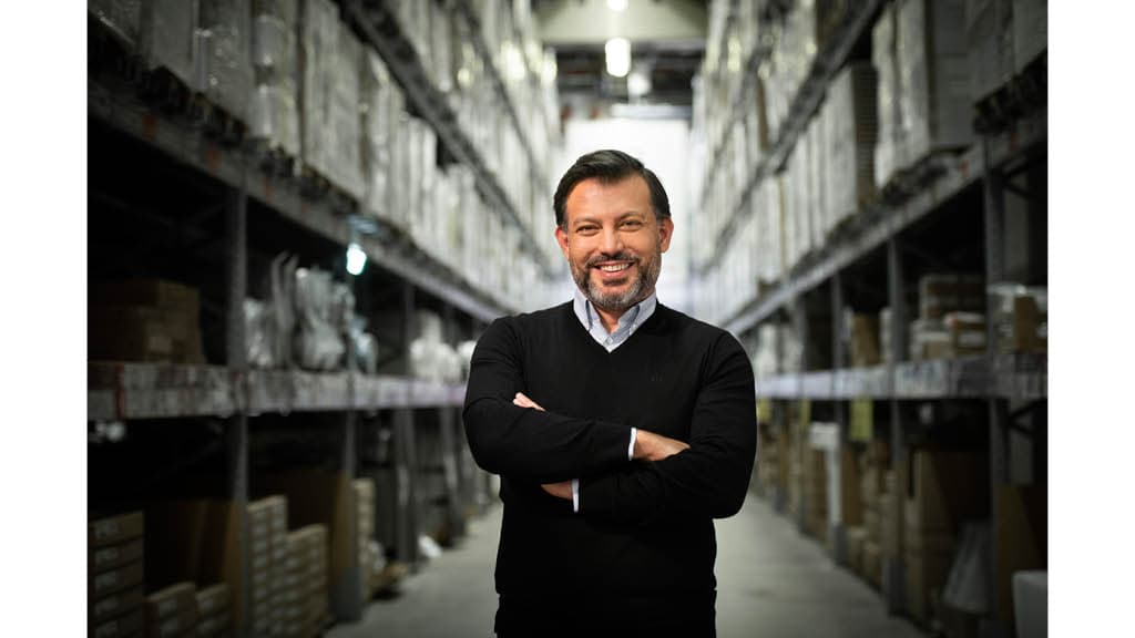 Unserer ehemaliger CEO mit der Markthalle im Hintergrund.