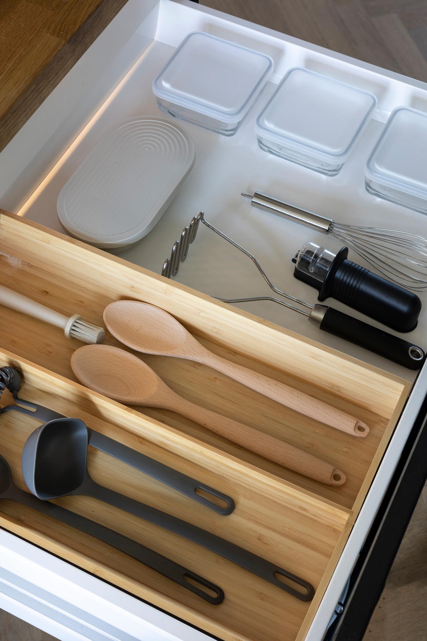 UPPDATERA bestikkskuff holder orden i kjøkkenskuffene dine. 