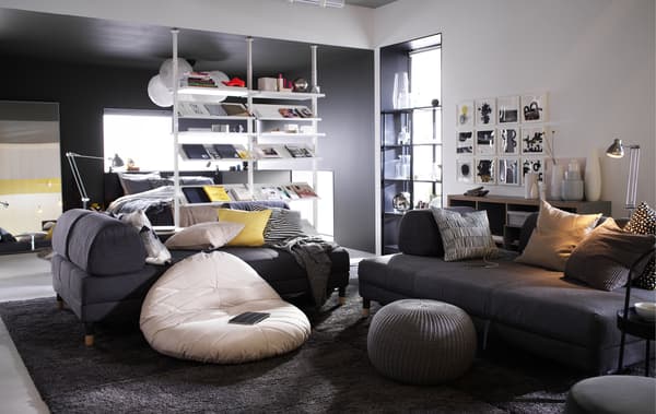 Usa un cómodo puf como asento adicional para cando necesites espazo extra no teu salón. Proba o puf natural IKEA DIHULT!