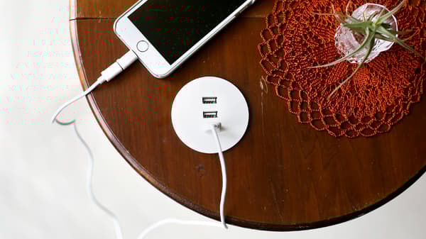 USB nabíječka NORDMÄRKE vložená do vyvrtaného otvoru