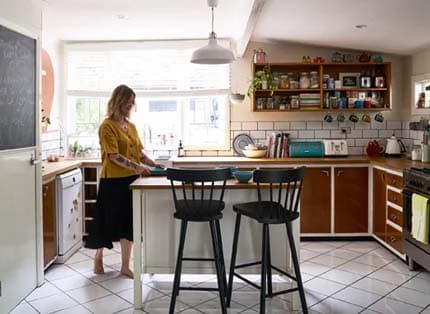 use-a-kitchen-island-to-design-a-sociable-kitchen-layout