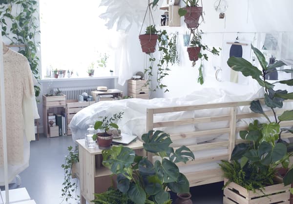  Use a length of string hung in a line with some clothes pegs to make an easy “inspiration wall”.