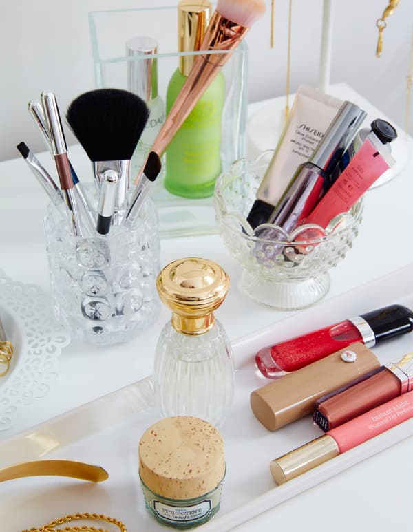 Use glasses and vases to store cosmetics.
