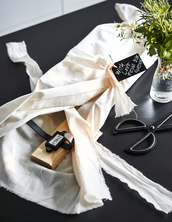 Use IKEA FULLFÖLJA black stainless steel scissors to cut gift paper and cloth to arrange your host’s present, which we did here. Tying the gift with string and a personalised tag pulls everything together.