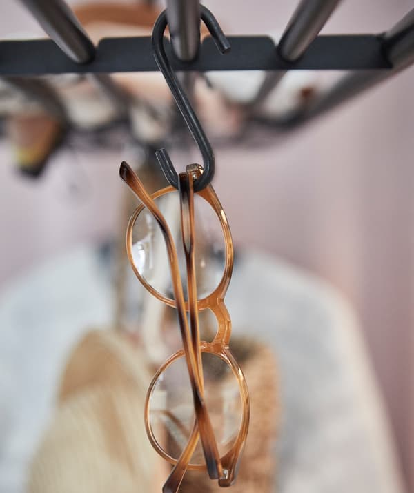 Use the VADHOLMA rack to hang the things you need most visible, ready to grab in a second. Why not an extra pair of glasses?