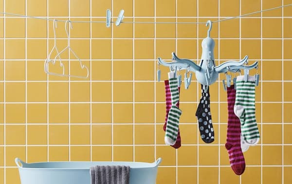 Ušetrite energiu a priestor so závesným sušiakom na bielizeň IKEA PRESSA.