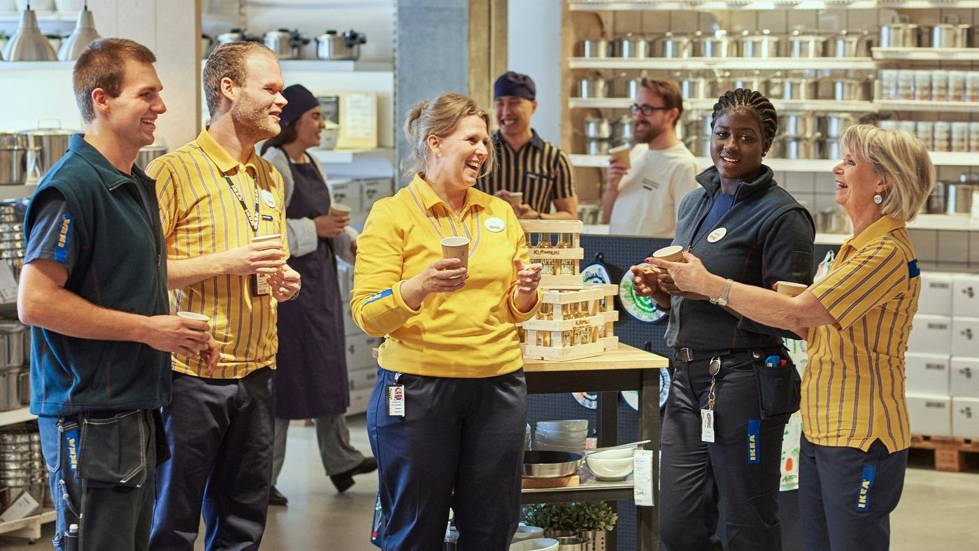 uśmiechnięci pracownicy IKEA rozmawiający ze sobą