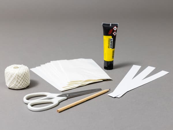Utensilien für das Basteln von Sternen aus IKEA Papiertüten