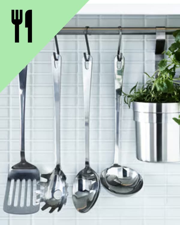 Utensilios de cocina de acero colgados de un riel