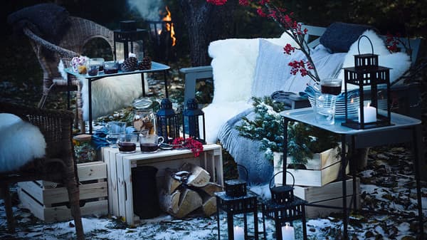 Uteplats med snö uppdukat för glöggfest.
