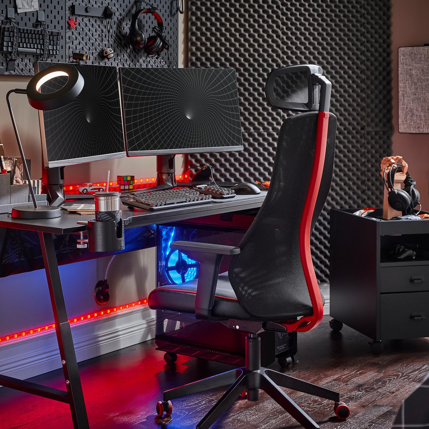 โต๊ะเล่นเกม UTESPELARE/อูเตสเปียลาเร่ สีดำพร้อมหน้าจอสองจอ เก้าอี้สำหรับเล่นเกมสีดำ ตู้ลิ้นชักสีดำ และอุปกรณ์ต่างๆ สำหรับเล่นเกม