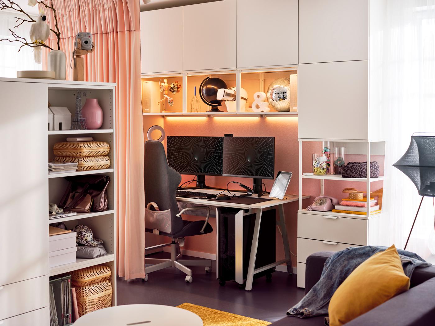 UTESPELARE gamingstoel en -bureau met daaromheen een witte PLATSA opbergcombinatie met gamingaccessoires en decoratie.