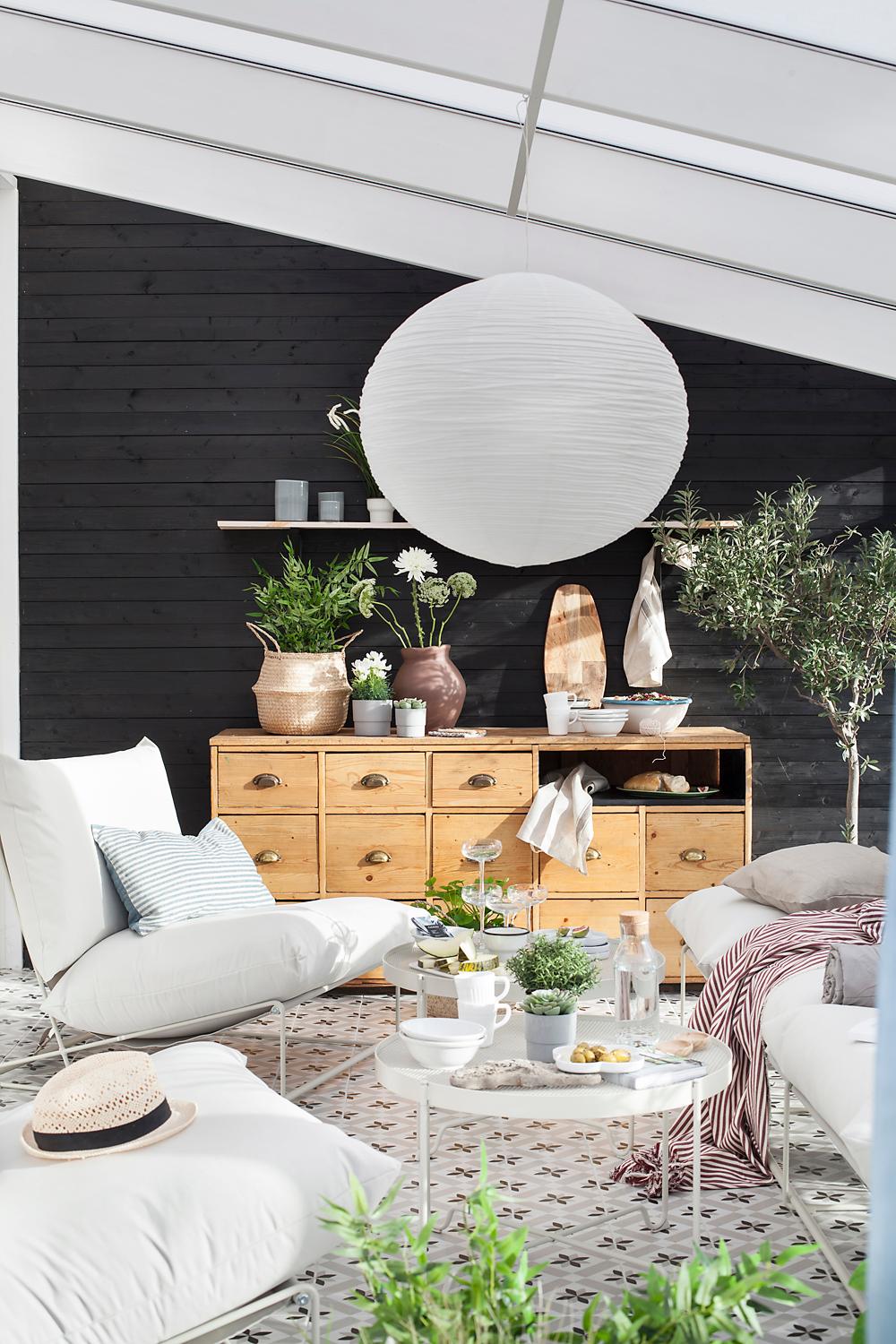 utestue med HAVSTEN sofa og lenestoler, krokholmen bord. Antik kommode i bakgrunn. 