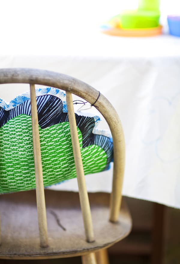 Utilisez des décorations pour rendre les chaises plus confortables
