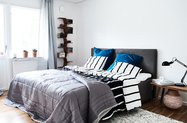 Utilisez des touches d'accent pour apporter de la chaleur à un mobilier monochrome.